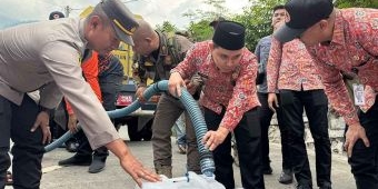Bupati Mojokerto Salurkan Bantuan Air Bersih dan Beras untuk Warga Terdampak Kekeringan di Ngoro