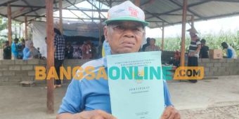 Di Kabupaten Kediri, Menteri ATR/BPN Serahkan Ratusan Sertifikat