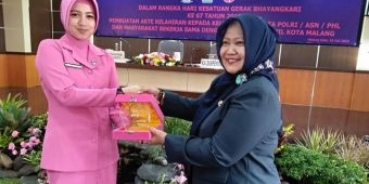 Bhayangkari Kota Malang Bagikan 1 Paket Dokumen Penting