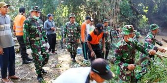 Dandim Madiun Turun Langsung Pimpin Bersih-bersih Lingkungan Pasca Banjir