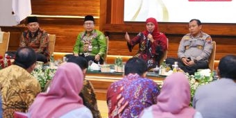 Gelar Doa Bersama, Khofifah Janjikan Akses Pendidikan dan Bantuan Usaha Korban Kanjuruhan