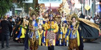 Apeksi Nite Carnival Dibuka, Kontingen Gudang Garam Tampilkan Kisah Legendaris dari Tanah Kediri