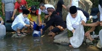 Tebar 129.000 Ikan, Kiai Asep dan Gus Bara Datangi Empat Titik Sungai di Mojokerto