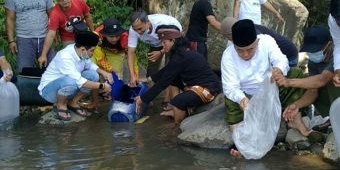 ​Tebar 129.000 Ikan, Kiai Asep dan Gus Bara Datangi Empat Titik Sungai di Mojokerto