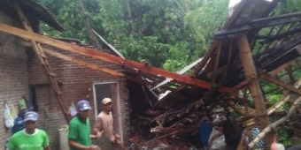 Pohon Tumbang Timpa Rumah Warga Desa Krenceng Kediri, Satu Orang Tewas