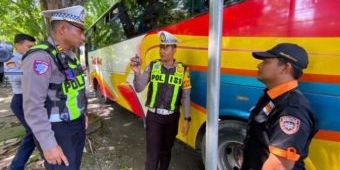 Operasi Keselamatan Semeru 2026, Satlantas Polres Lamongan Gelar Ramp Check dan Tes Urine Kru Bus