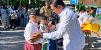 Wakil Ketua DPRD Kota Kediri Bagikan Susu dan Roti Gratis di Hari Pertama Masuk Sekolah