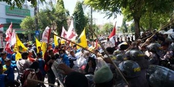 Demo Tolak UU MD3 di Jombang Ricuh, Mahasiswa dan Polisi Bentrok