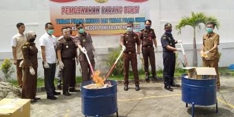 ​Kejari Pamekasan Musnahkan Ribuan BB Pidsus dan Pidum Tahun 2020, Ada Sajam, Sabu, Rokok Ilegal