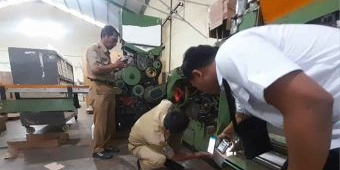 Disperindag Jatim Pasang Plakat Registrasi Mesin ke Pabrik Rokok di Pamekasan
