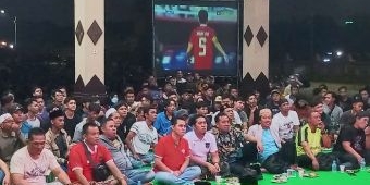 Berbaur Bersama Ribuan Warga, Gus Barra Nobar Indonesia melawan Iraq