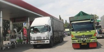 Stok Solar Habis, Puluhan Sopir Truk Rela Menginap di SPBU Tunggorono Jombang