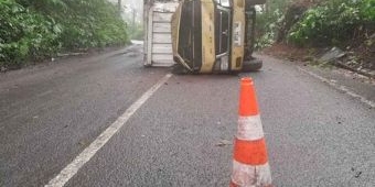 Truk Boks Bermuatan Roti Terguling di Jalur Alternatif Banyuwangi-Bondowoso