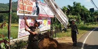 Satpol PP Pacitan Tertibkan Puluhan Spanduk Reklame