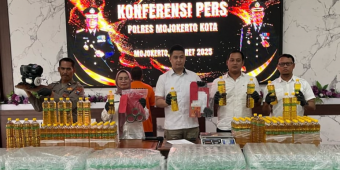 Polres Mojokerto Kota Amankan Pelaku Home Industry Minyak Goreng Ilegal di Kemlagi