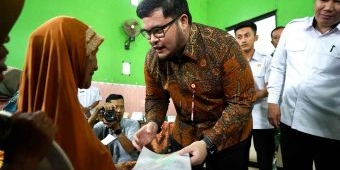 Bupati Kediri Serahkan 1.000 Sertifikat PTSL di Desa Tiron