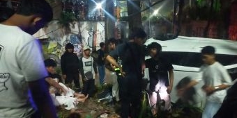 Honda Brio Terjun dari Flyover Gubeng, 2 Penumpang Selamat