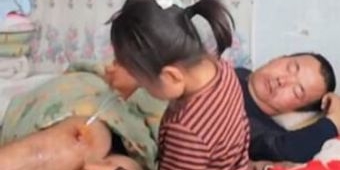 Bikin Mewek, Gadis 6 Tahun Rawat Ayahnya yang Lumpuh 