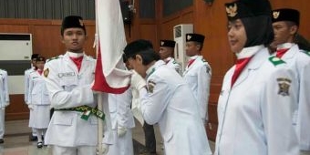 Kukuhkan 100 Paskibraka Kota Surabaya, Risma: Jaga Integritas dan Nama Baik Bangsa