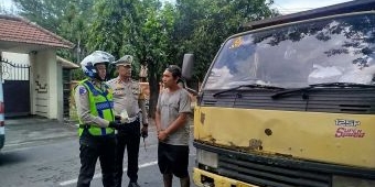 Satlantas Polres Jombang Tindak Truk Parkir Liar dalam Operasi Keselamatan Semeru 2026