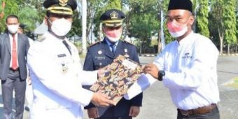 Upacara HUT RI ke-76, Bupati Gus Yani Serahkan Satya Lencana Kepada 370 ASN dan Remisi 408 WBP