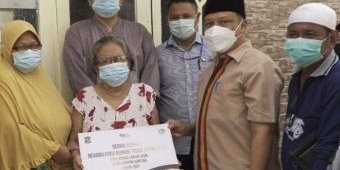 Peringati Hari Lansia, Pemkot Surabaya Serahkan Bantuan Program Rehabilitasi Sosial Rutilahu