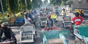 Dilarang Beroperasi, Ratusan Pengemudi Betor Kepung Kantor DPRD Jombang