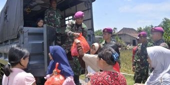 Banjir Mulai Surut, Satgas Lantamal V Bagikan Bahan Kontak dan Pulangkan Pengungsi