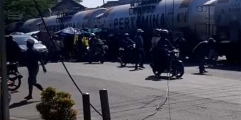 Kereta Api Pengangkut BBM Tabrak Mobil Hingga Remuk di Malang 