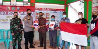 Kapolresta Sidoarjo Bagikan Bansos dan Bendera Merah Putih ke Pelaku UMKM di Tanggulangin