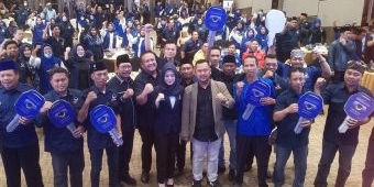Hadiri HUT ke-11 Nasdem, Bupati Gresik Bagi Motor dan Ajak Menangkan Amelia Anwar