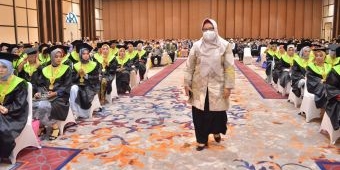 Hadiri Wisuda IAI Qomaruddin, Wabup Gresik Pesan Pentingnya Adaptasi dengan Akhlak