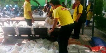 Jalin Kebersamaan, Megasurya Mas Bagi-bagi Bingkisan Lebaran untuk Warga