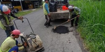 Ciptakan Kenyamanan, Dinas PUPR Jombang Perbaiki Ruas Jalan yang Rusak