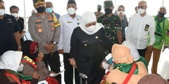Gubernur Khofifah Lepas Keberangkatan 220 Jemaah Umrah dari Bandar Udara Internasional Juanda