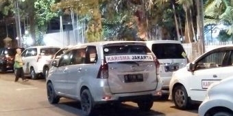 ​Jemput Risma untuk Diusung Jadi Cagub DKI, 40 Relawan Karisma Datangi Kediaman Wali Kota 