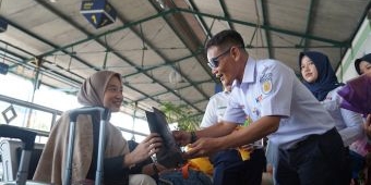 Hari Kartini 2025, KAI Daop 7 Bagikan Buket kepada Pelanggan Wanita di Stasiun Madiun