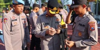 Antisipasi Judi Online, Wakapolres Gresik Periksa Handphone Anggotanya