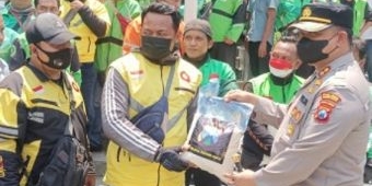 Ringankan Beban Pengemudi Ojol, Kapolres Kediri Kota Serahkan Paket Sembako