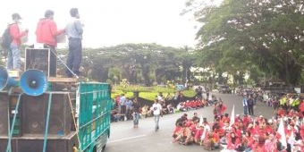 Massa Buruh Juga Geruduk DPRD Kota Malang
