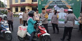 Polres Pasuruan Bagikan Takjil ke Pengguna Jalan