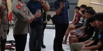 Polrestabes Surabaya Amankan Belasan Pemuda yang Hendak Tawuran Modus Perang Sarung