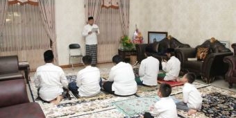 Bupati Lamongan Salat Id di Rumah Dinas, Menantu Jadi Khatib