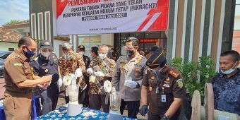 Kejari Kabupaten Probolinggo Musnahkan Ribuan Rokok Ilegal dan BB Kejahatan