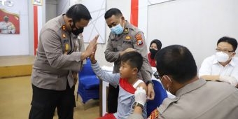 Kapolres Mojokerto Beri Edukasi saat Tinjau Vaksinasi Covid-19 untuk Anak Usia 6-11 Tahun