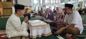 Dua Muallaf Asal Mojokerto & Surabaya Ikrar Syahadat, Imam Masjid Al-Akbar: Salat bukan untuk Allah