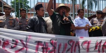 Massa AMP3 Demo Bupati Pamekasan, Soroti Pemerataan Pembangunan hingga Gift DA7 Ratusan Juta