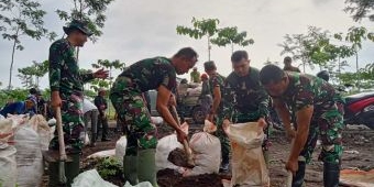 Hujan Lebat di Kediri Picu Jalan Gadungan Rusak Ringan, Satgas TMMD dan Warga Gelar Kerja Bakti