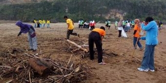 Komunitas Nelayan Pacitan Keluhkan Aksi Buang Sampah Sembarangan di Hulu Sungai