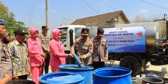 Polres Tuban Bagikan 25 Liter Air Bersih untuk Warga Terdampak Kekeringan